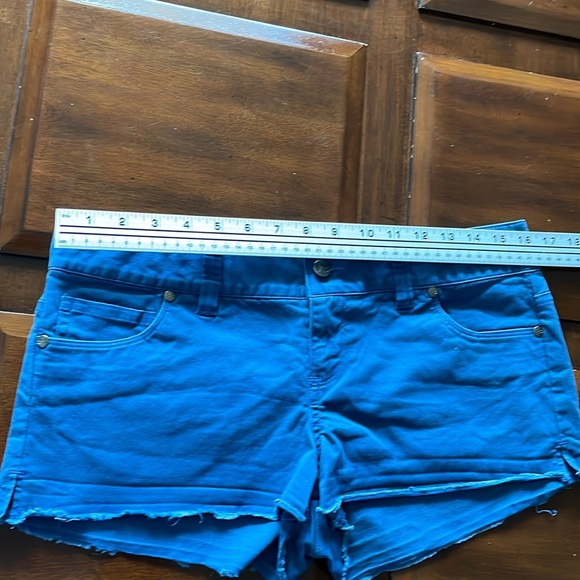 Women’s size 8 blue Under Armour semi fitted shorts - Picture 4 of 9